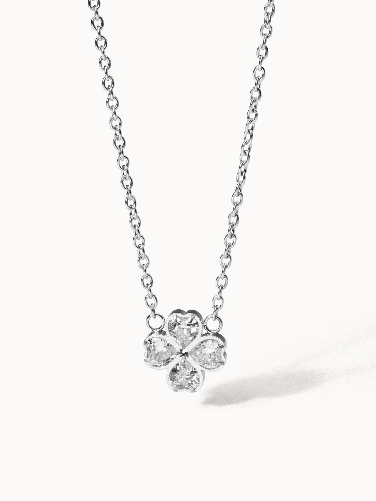 Silberne Kette mit herzförmigem, funkelndem Anhänger von PURELEI, elegant und feminin.