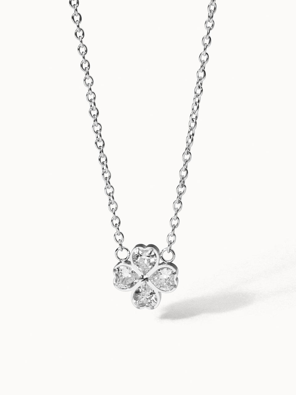 Silberne Kette mit herzförmigem, funkelndem Anhänger von PURELEI, elegant und feminin.