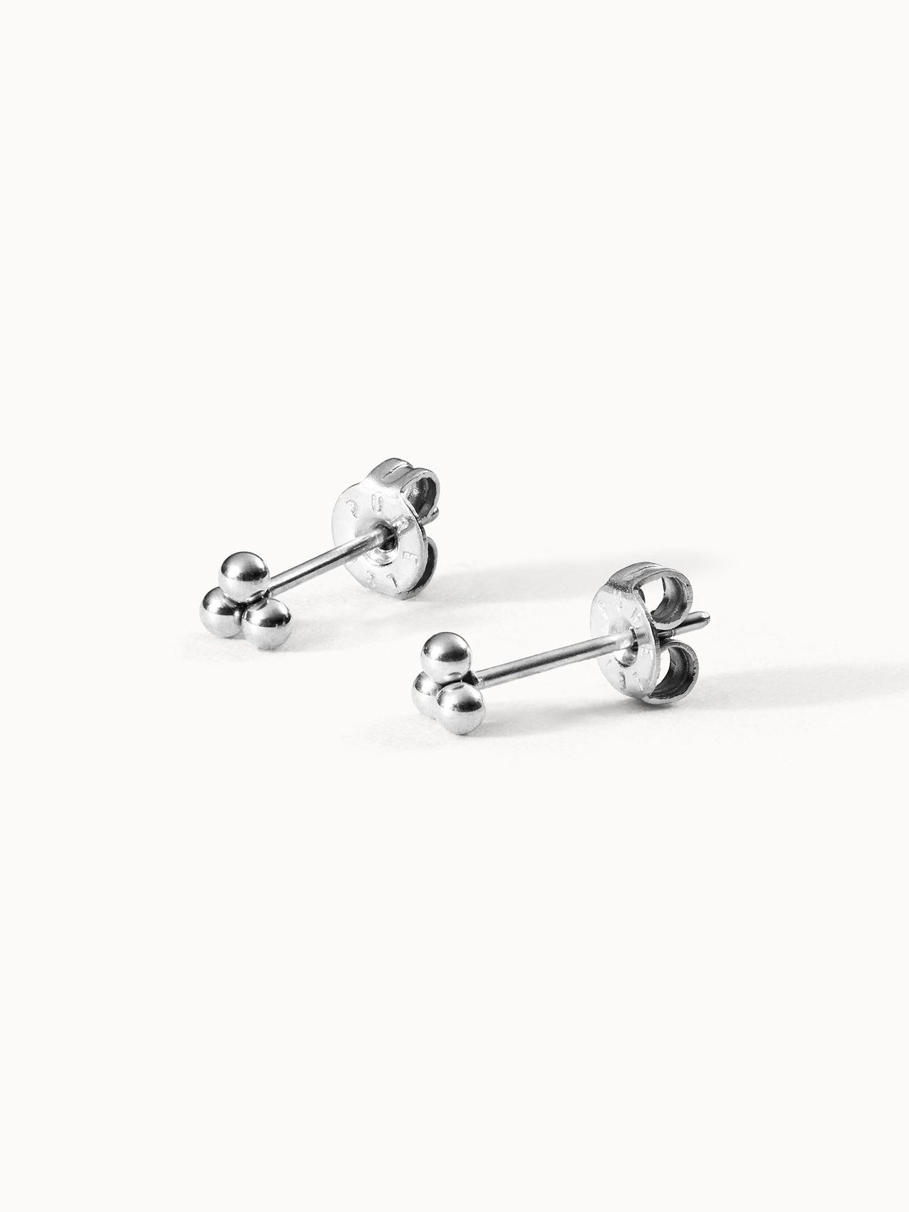 Silberne Ohrstecker mit minimalistischen Kugeldesign von PURELEI.