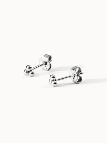 Silberne Ohrstecker mit minimalistischen Kugeldesign von PURELEI.