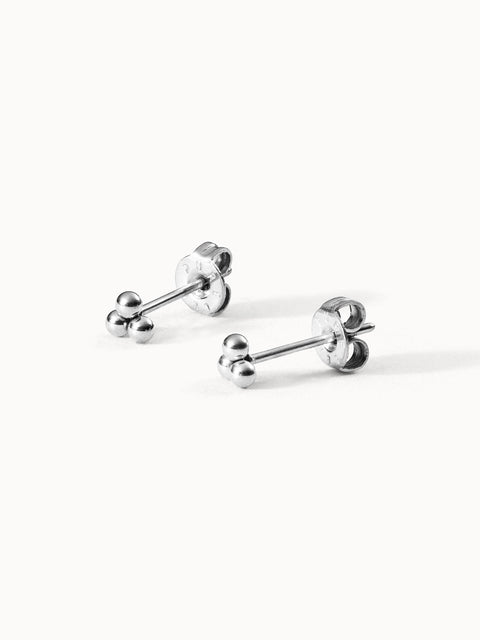 Silberne Ohrstecker mit minimalistischen Kugeldesign von PURELEI.