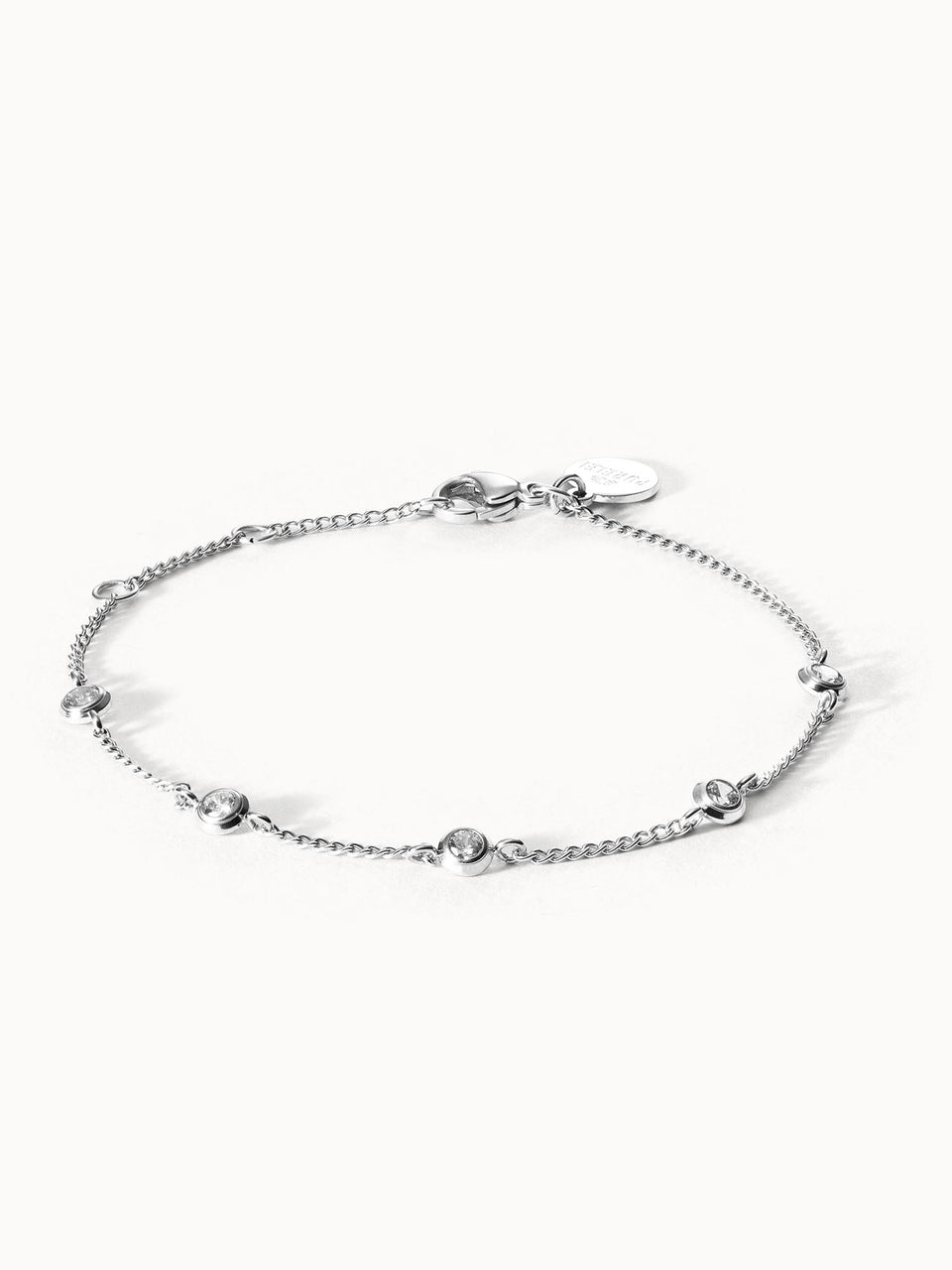Silbernes Armband mit funkelnden Details, elegant und zeitlos, von PURELEI.