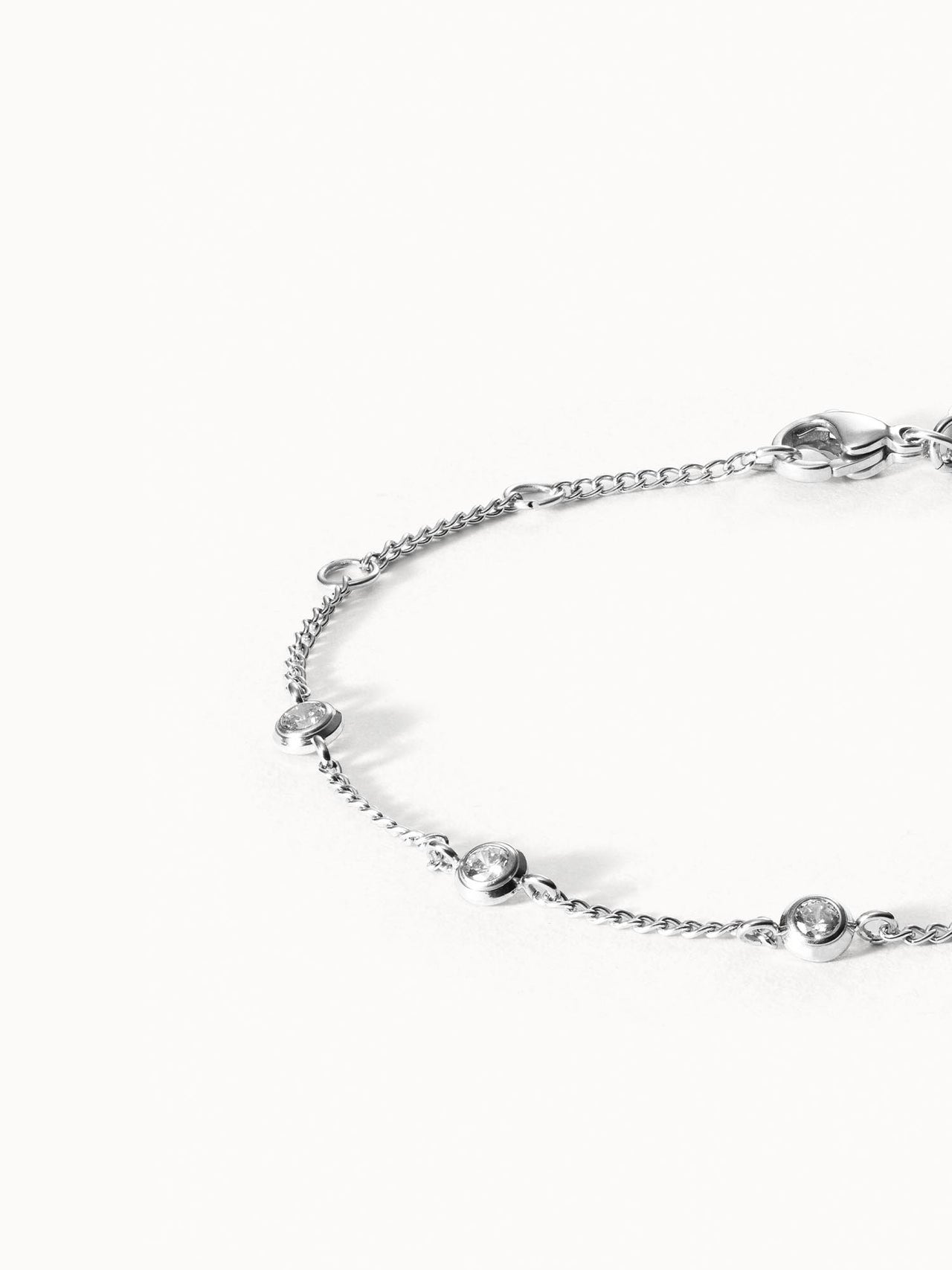 Silbernes Armband mit funkelnden Details, elegant und zeitlos, von PURELEI.