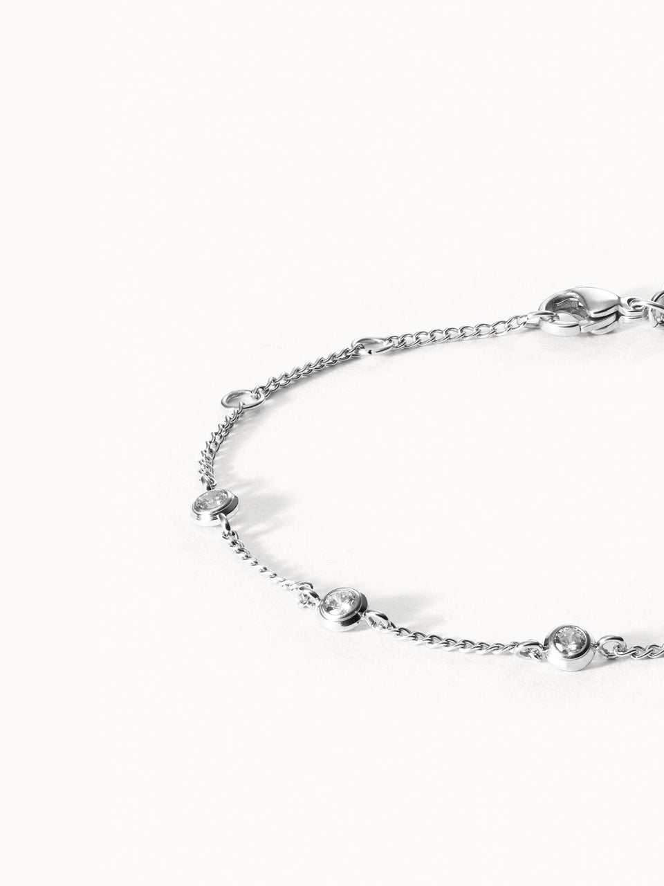 Silbernes Armband mit funkelnden Details, elegant und zeitlos, von PURELEI.