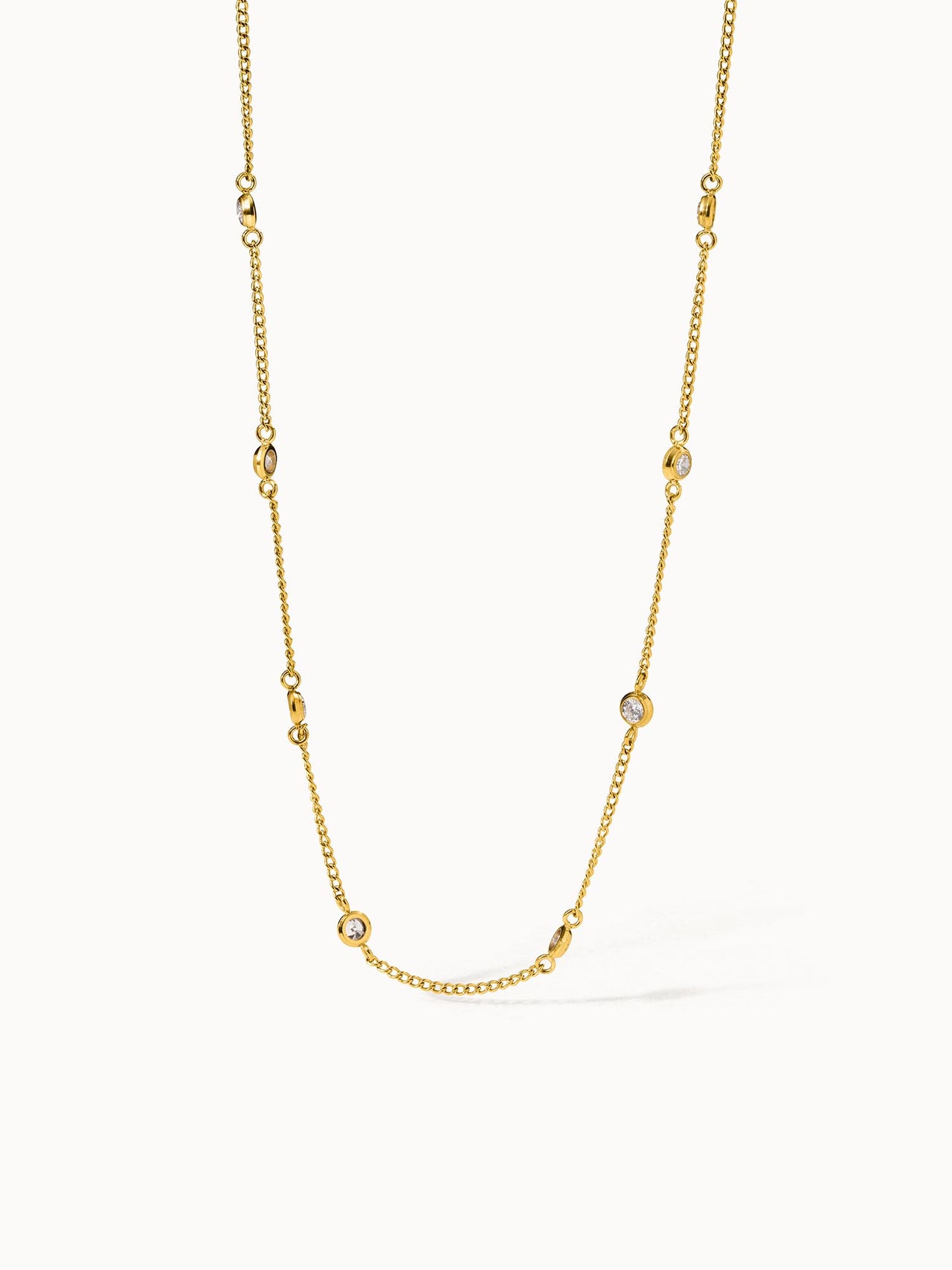 Goldene Kette mit funkelnden Details von PURELEI, elegant und feminin.