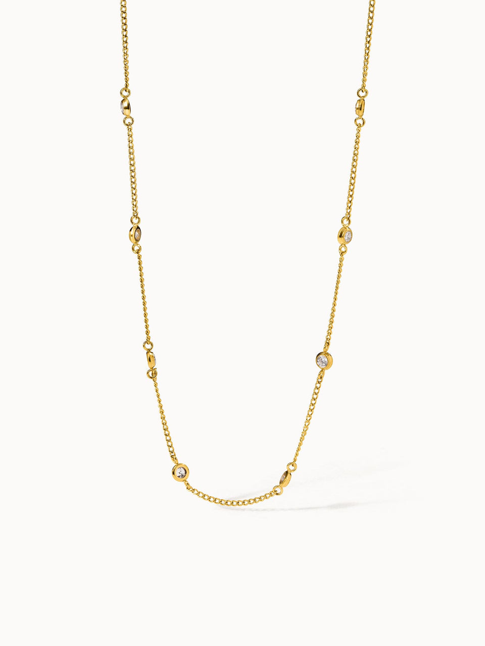 Goldene Kette mit funkelnden Details von PURELEI, elegant und feminin.
