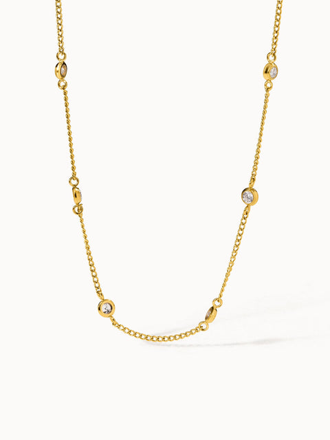 Goldene Kette mit funkelnden Details, elegant und feminin, von PURELEI.