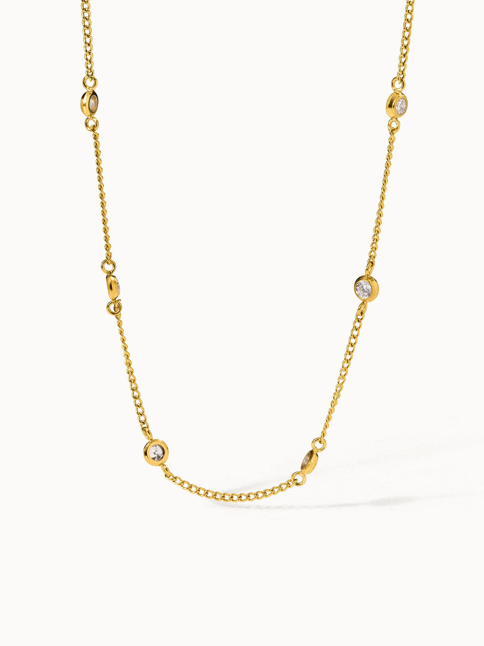 Goldene Kette mit funkelnden Details, elegant und feminin, von PURELEI.