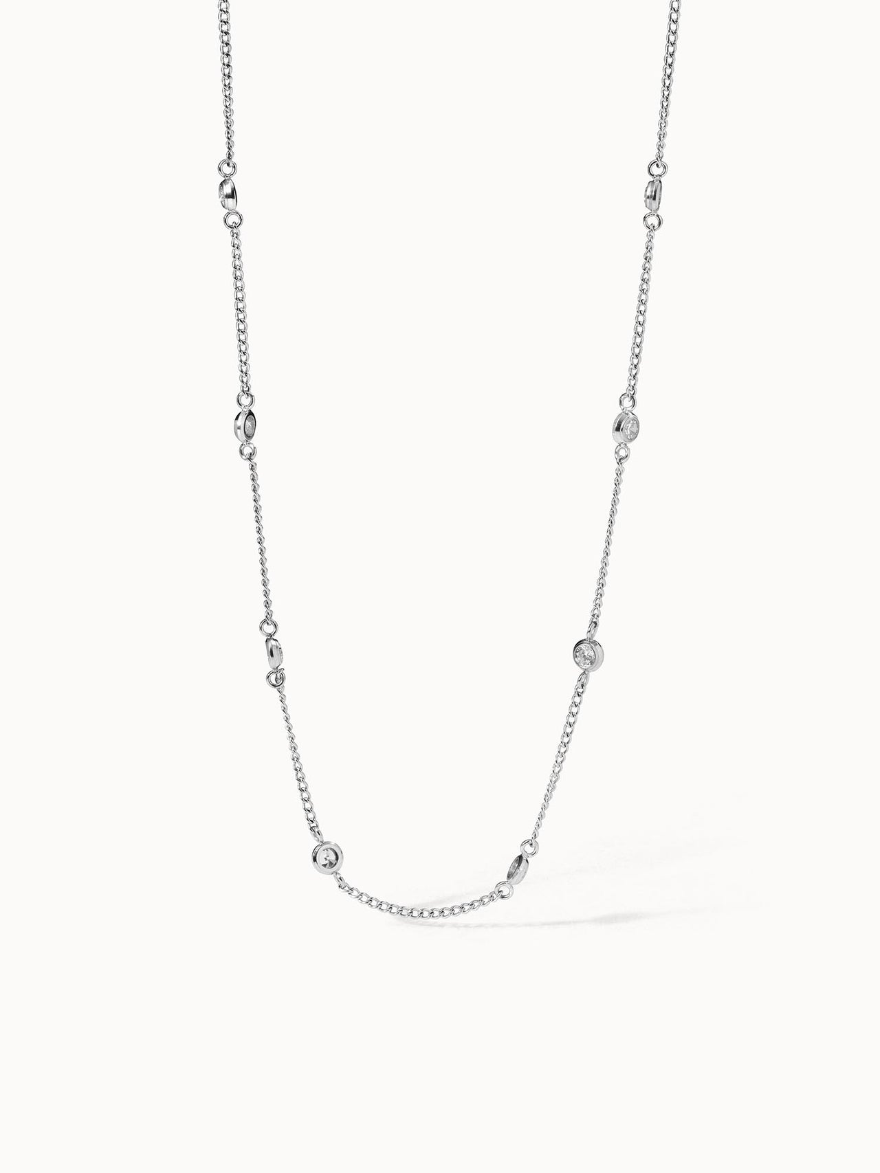 Silberne Kette mit zarten Details von PURELEI, elegant und modern.