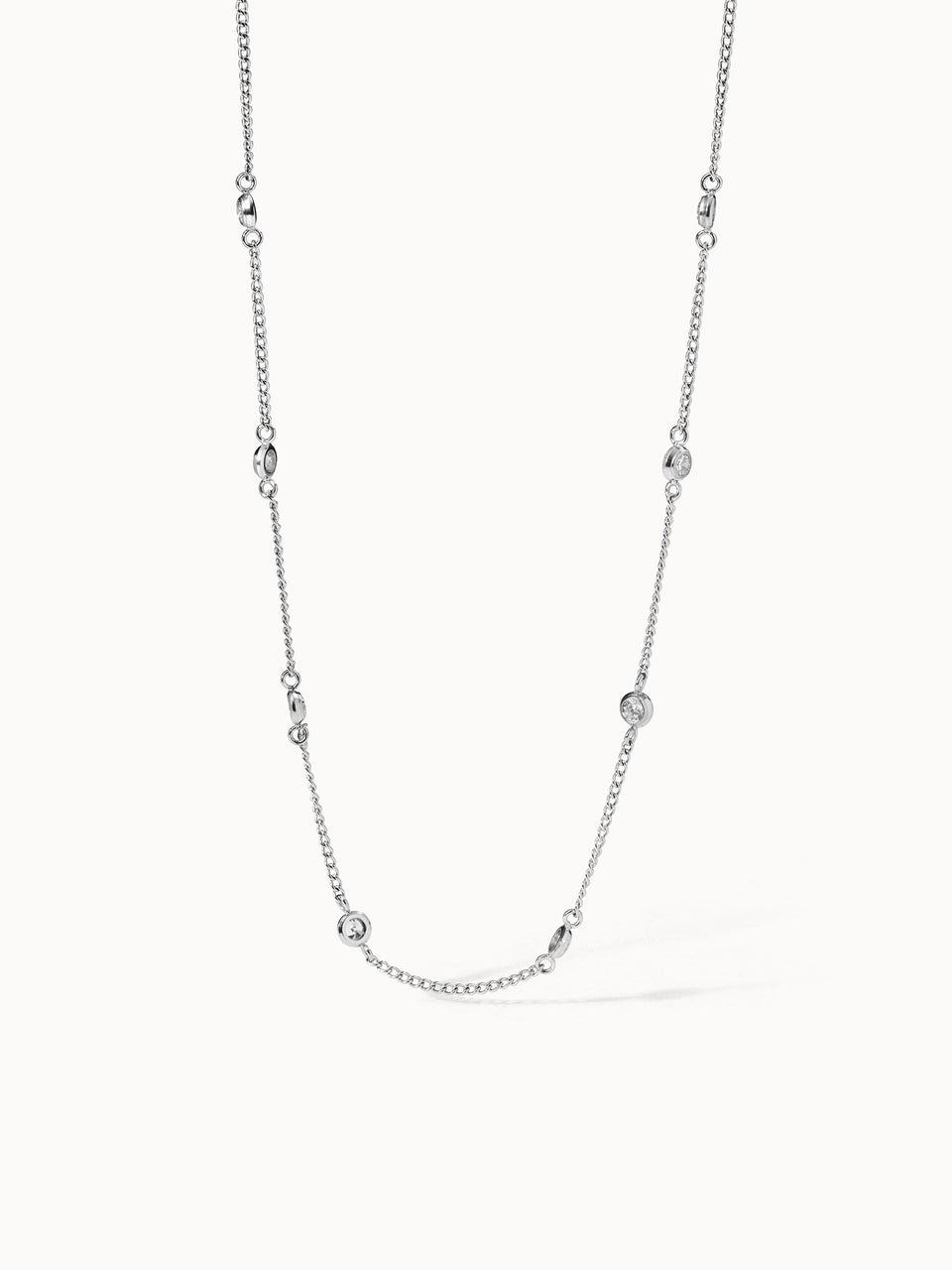 Silberne Kette mit zarten Details von PURELEI, elegant und modern.