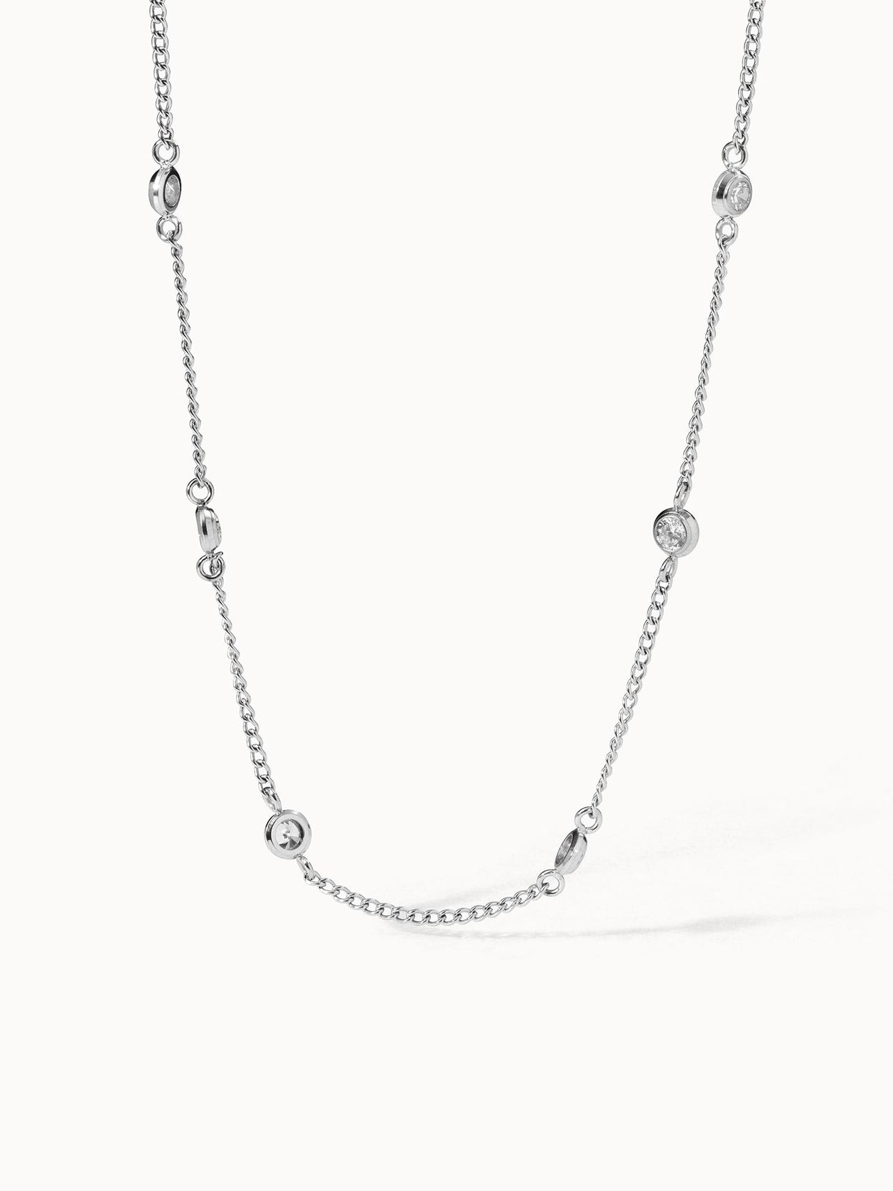 Silberne Kette mit funkelnden Elementen, elegant und modern, von PURELEI.