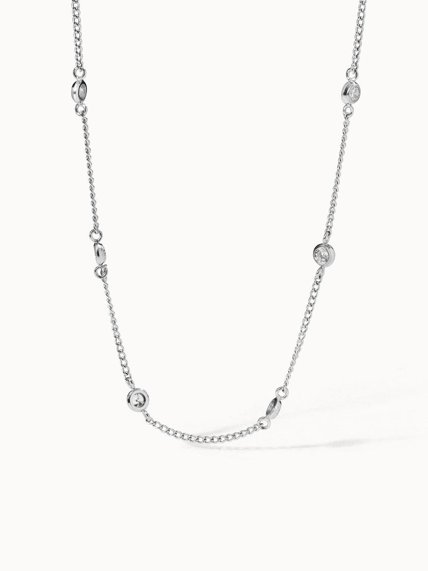 Silberne Kette mit funkelnden Elementen, elegant und modern, von PURELEI.