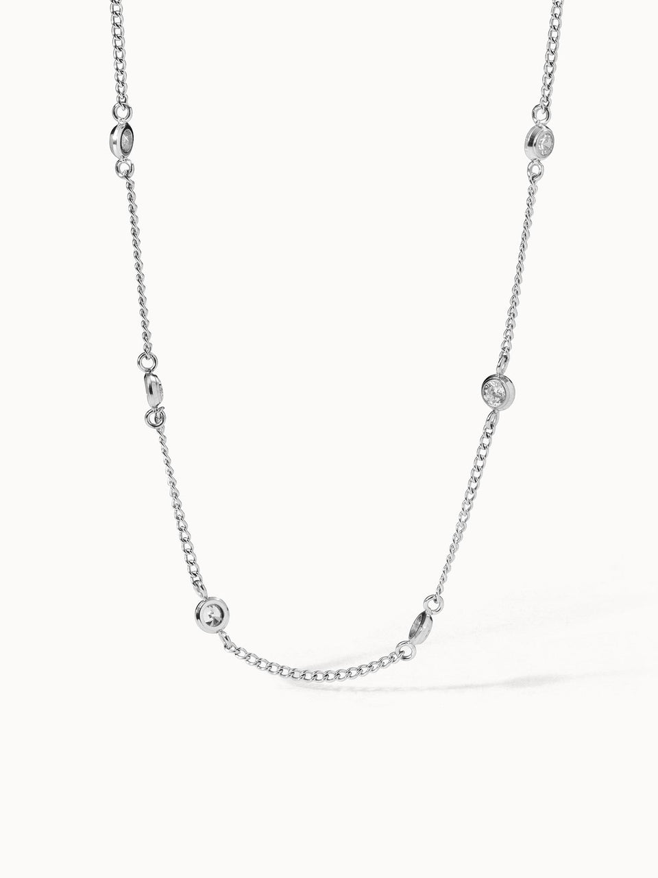 Silberne Kette mit funkelnden Elementen, elegant und modern, von PURELEI.