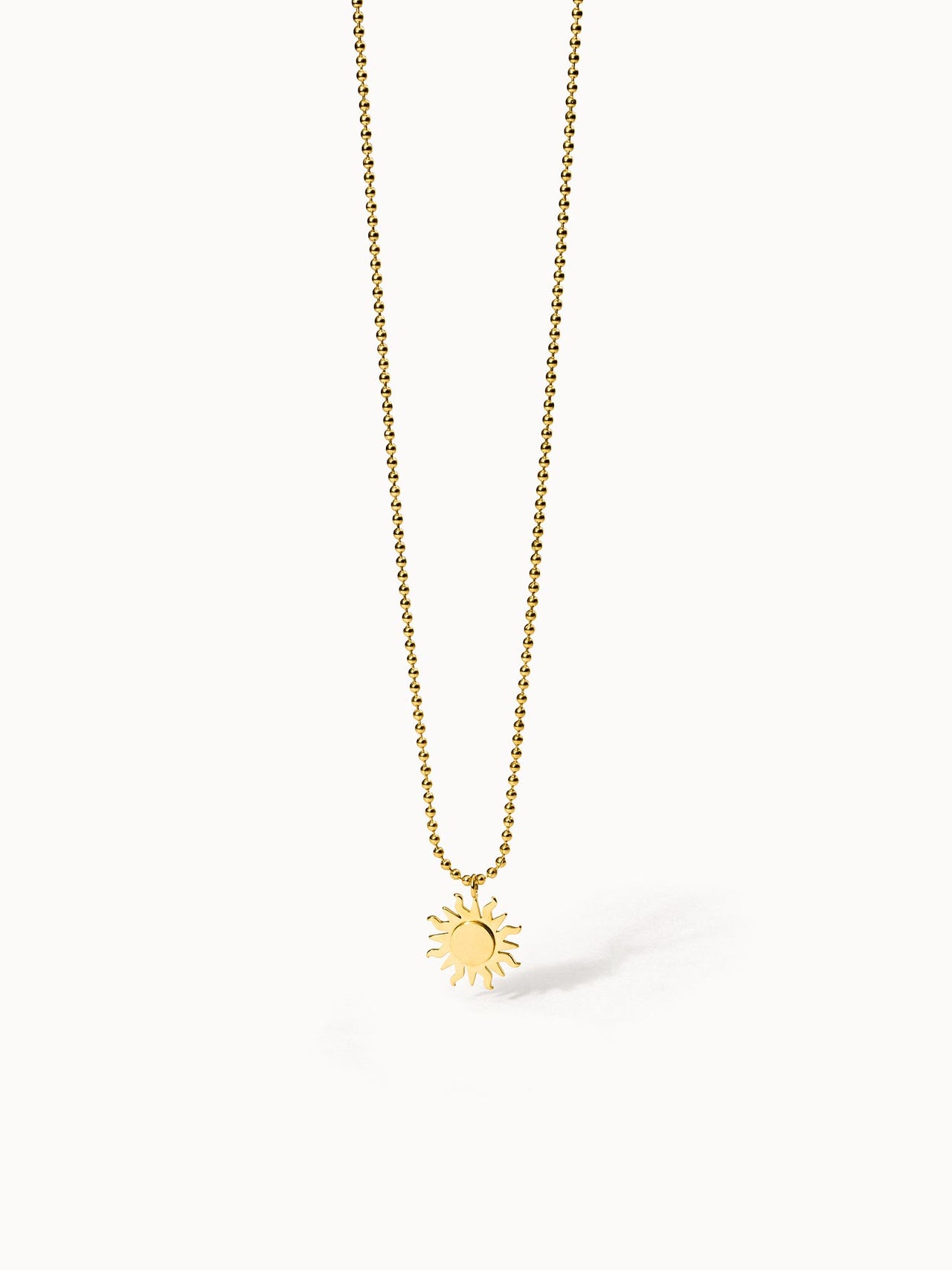 Goldene PURELEI Kette mit Sonnenanhänger, strahlt Wärme und Lebensfreude aus.
