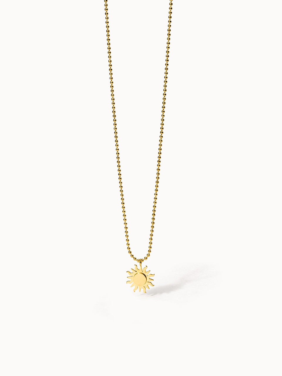 Goldene PURELEI Kette mit Sonnenanhänger, strahlt Wärme und Lebensfreude aus.
