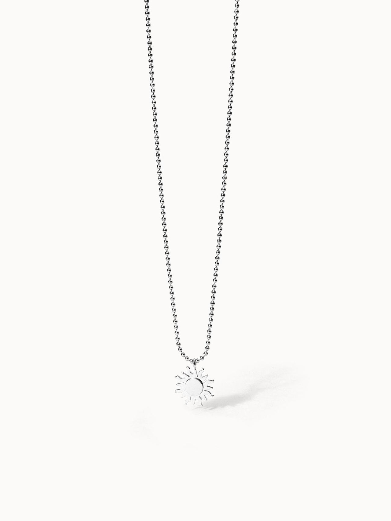 Silberne Kette mit Sonnenanhänger, PURELEI, elegant und strahlend.