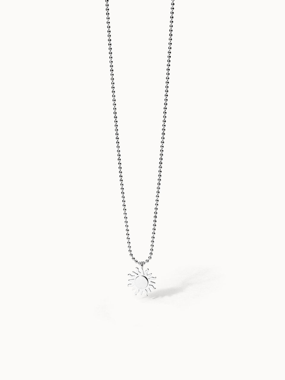 Silberne Kette mit Sonnenanhänger, PURELEI, elegant und strahlend.