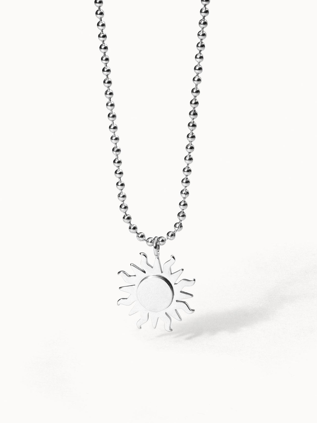 Silberne Kette mit Sonnenanhänger, PURELEI, modern und strahlend.