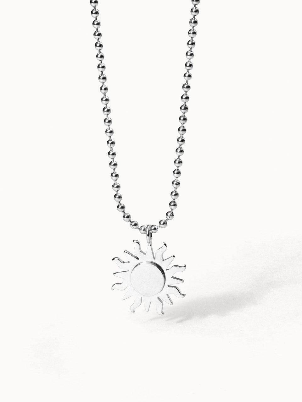 Silberne Kette mit Sonnenanhänger, PURELEI, modern und strahlend.