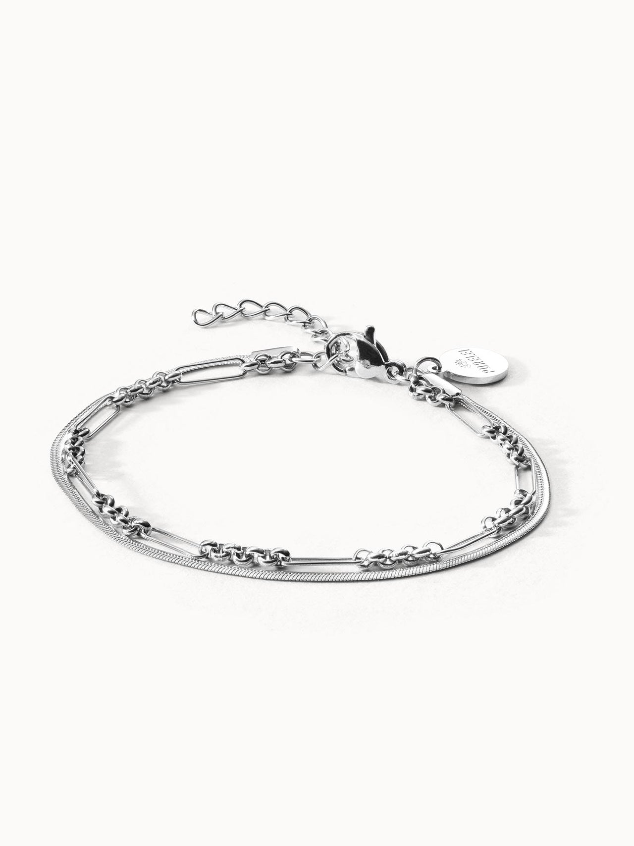 Silbernes Armband mit feinen Kettendesigns, elegant und modern, von PURELEI.