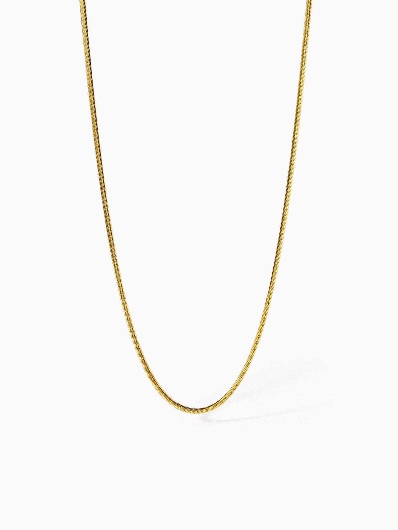 Elegante goldene Kette von PURELEI mit feiner, geschmeidiger Struktur.