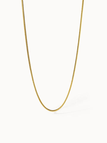 Elegante goldene Kette von PURELEI mit feiner, geschmeidiger Struktur.