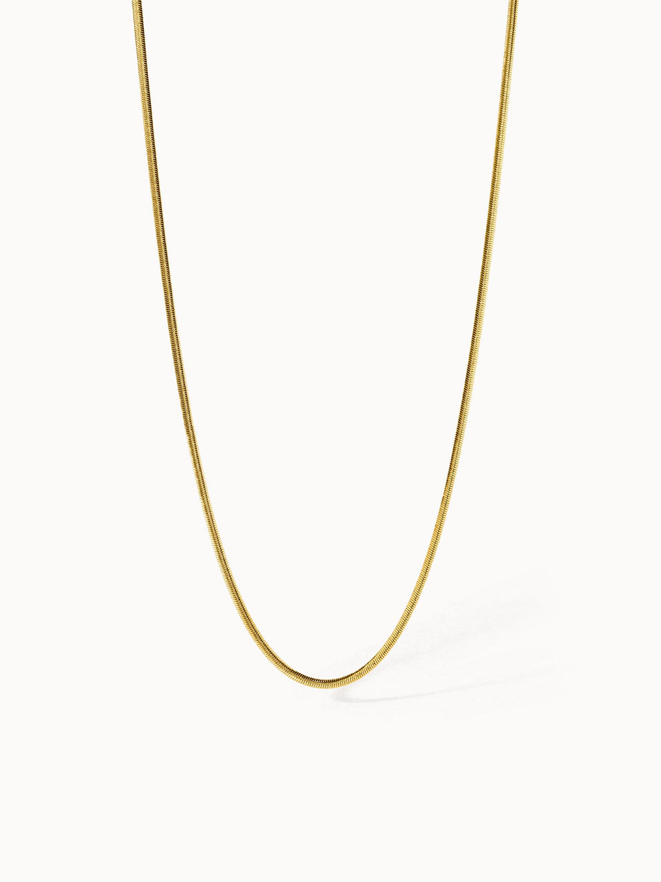 Elegante goldene Kette von PURELEI mit feiner, geschmeidiger Struktur.