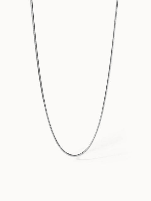 Silberne Kette mit feiner Struktur, elegant und zeitlos, von PURELEI.