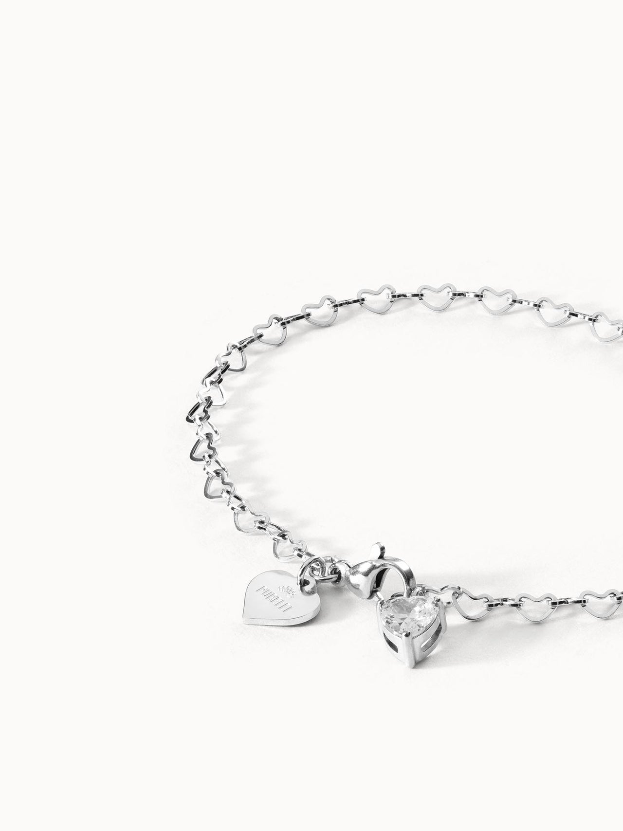 Silbernes Armband mit Herzdesign und Kristallanhänger von PURELEI, elegant und verspielt.