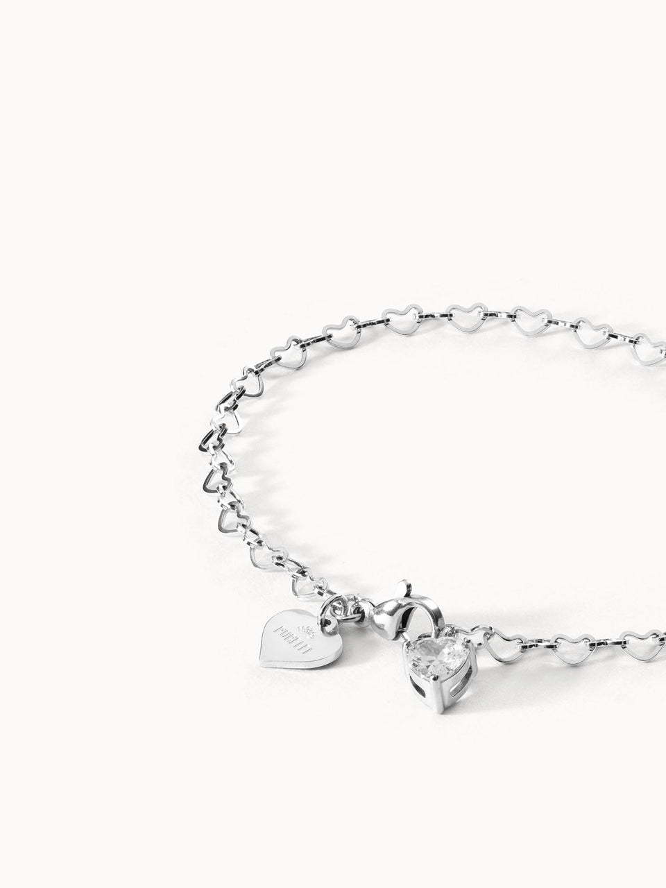 Silbernes Armband mit Herzdesign und Kristallanhänger von PURELEI, elegant und verspielt.