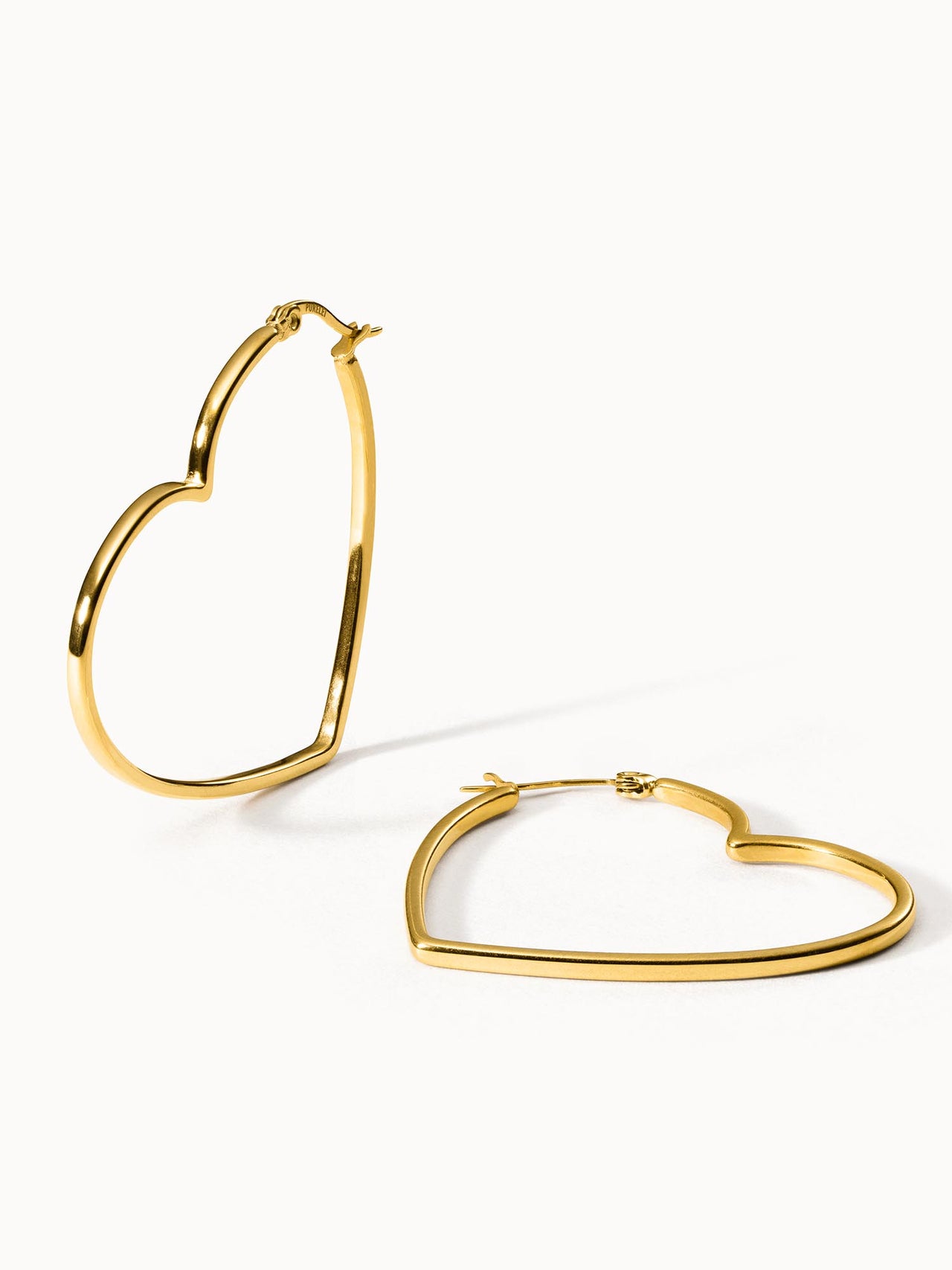 Big Love Ohrringe von PURELEI, vergoldete herzförmige Creolen mit matter Oberfläche, elegant und feminin.
