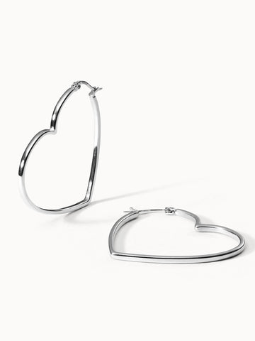 Big Love Ohrringe, nickelfreie silberne herzförmige Creolen mit matter Oberfläche von PURELEI, elegant und modern.