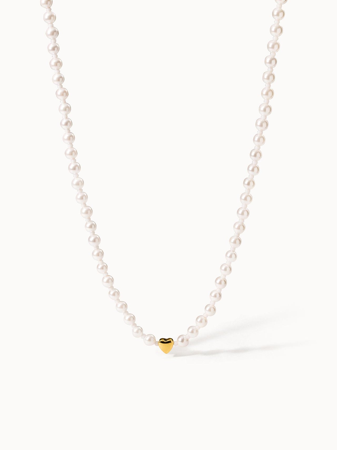 Perlenkette mit goldenem Herzanhänger von PURELEI, elegant und feminin.