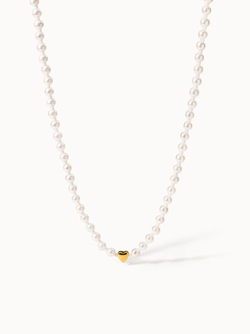 Perlenkette mit goldenem Herzanhänger von PURELEI, elegant und feminin.