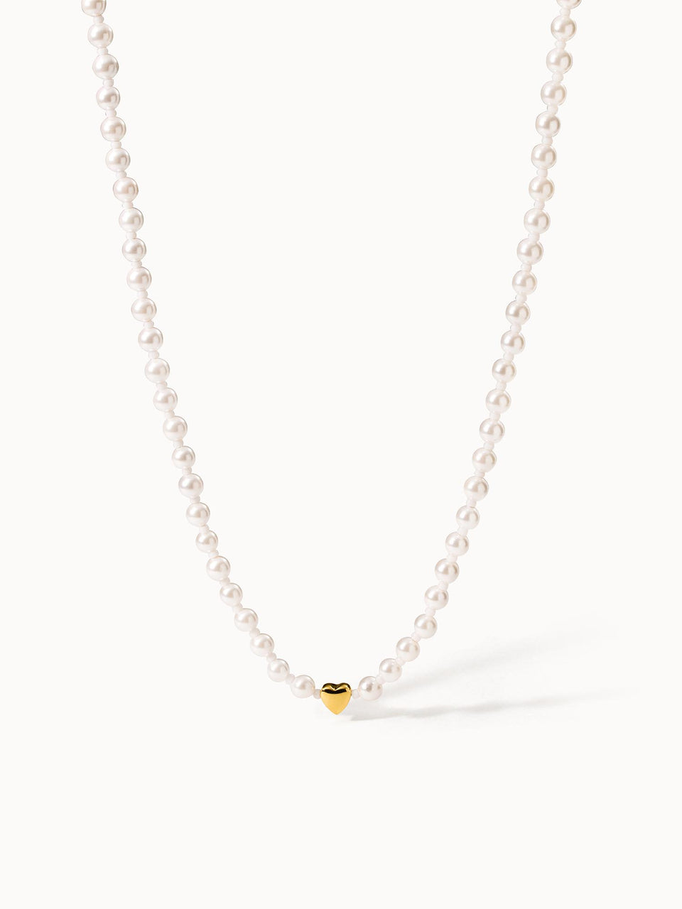 Perlenkette mit goldenem Herzanhänger von PURELEI, elegant und feminin.
