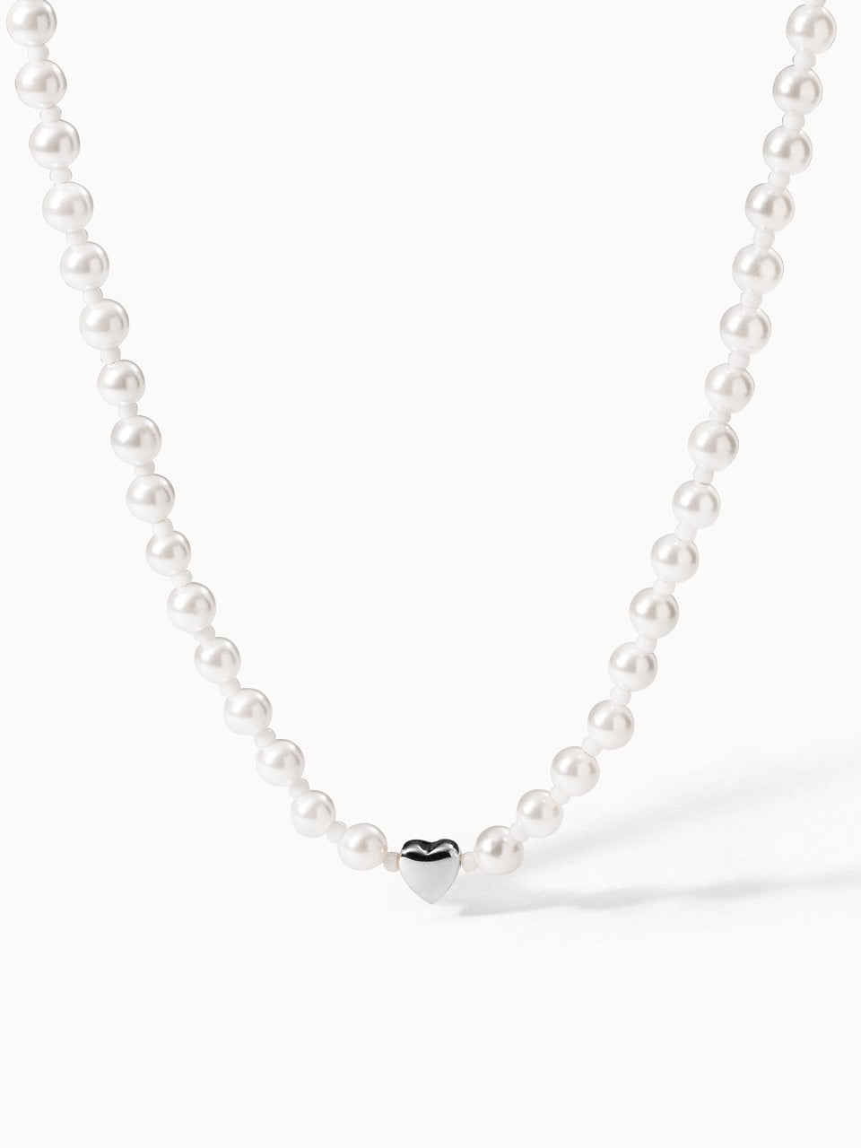 Perlenkette mit Herzanhänger in Silber und Weiß von PURELEI, elegant und feminin.