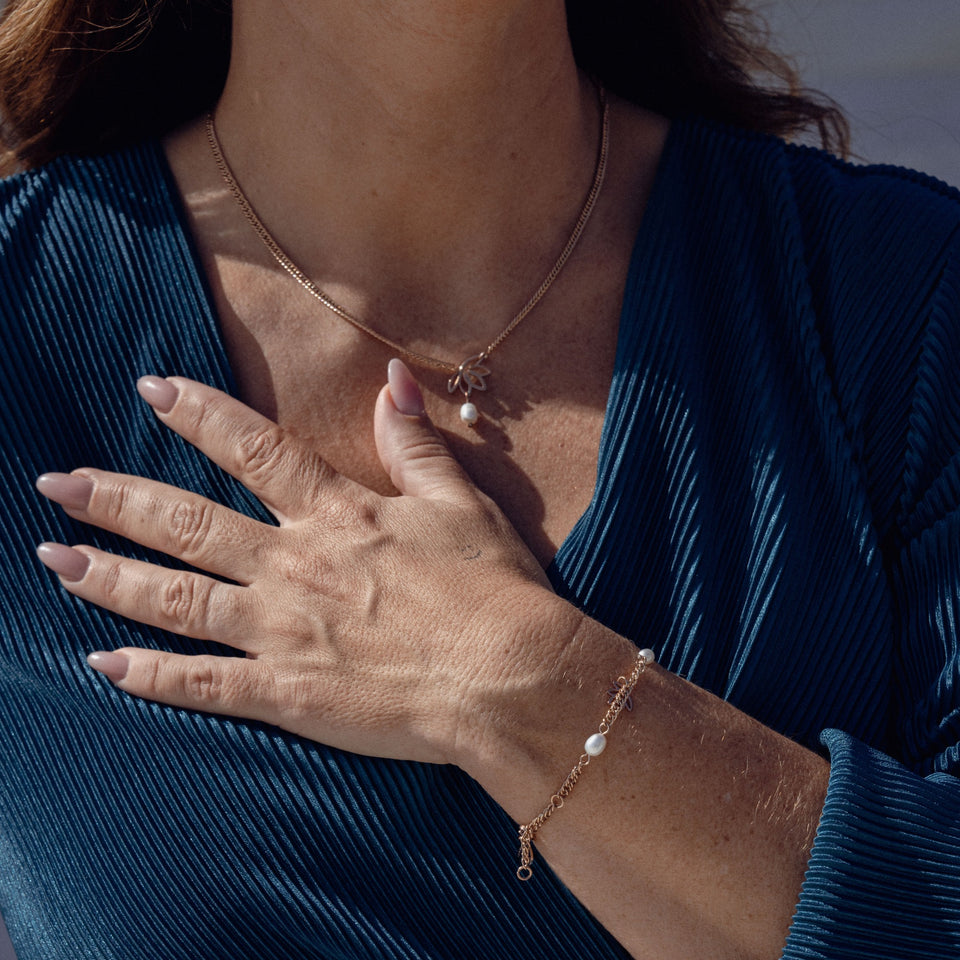 Roségoldene Kette mit Lotus-Anhänger und Armband, PURELEI, elegant und feminin.
