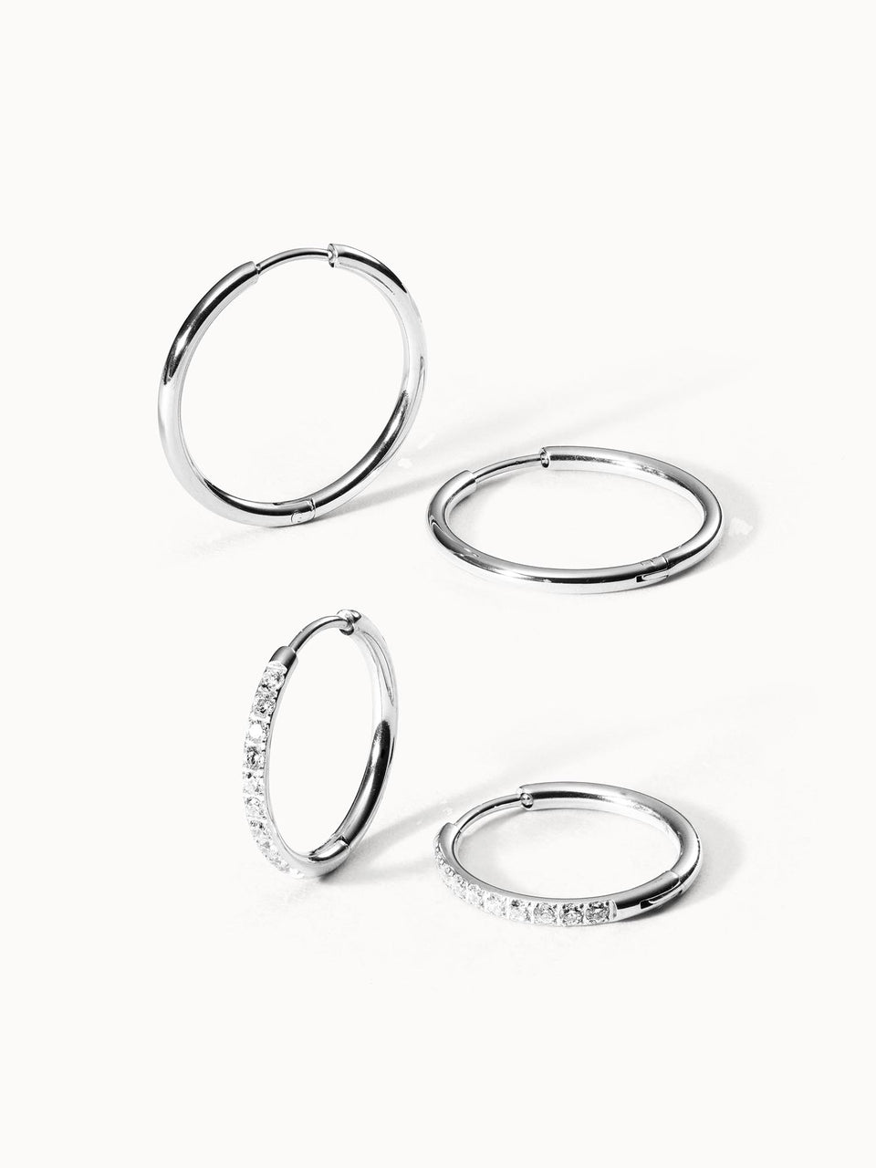 Silberne Creolen mit funkelnden Zirkonia von PURELEI, elegant und modern.