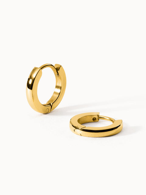 Goldene Creolen von PURELEI mit glänzender Oberfläche, elegant und modern.