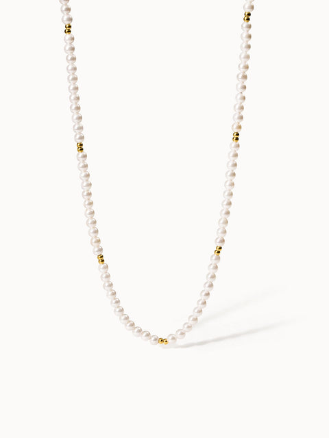 Perlenkette mit goldenen Akzenten von PURELEI, elegant und feminin.