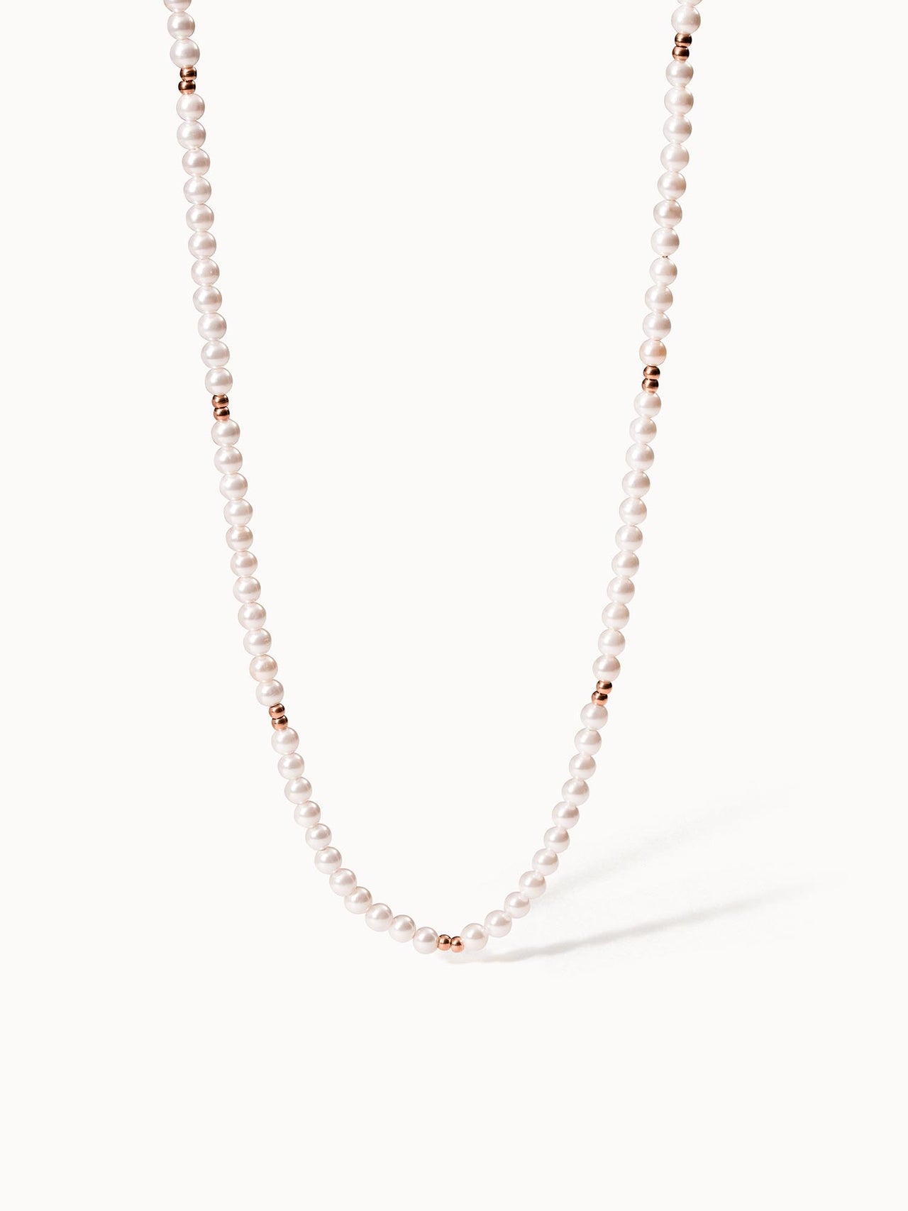 Perlenkette mit roségoldenen Akzenten von PURELEI, elegant und feminin.