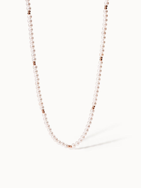 Perlenkette mit roségoldenen Akzenten von PURELEI, elegant und feminin.