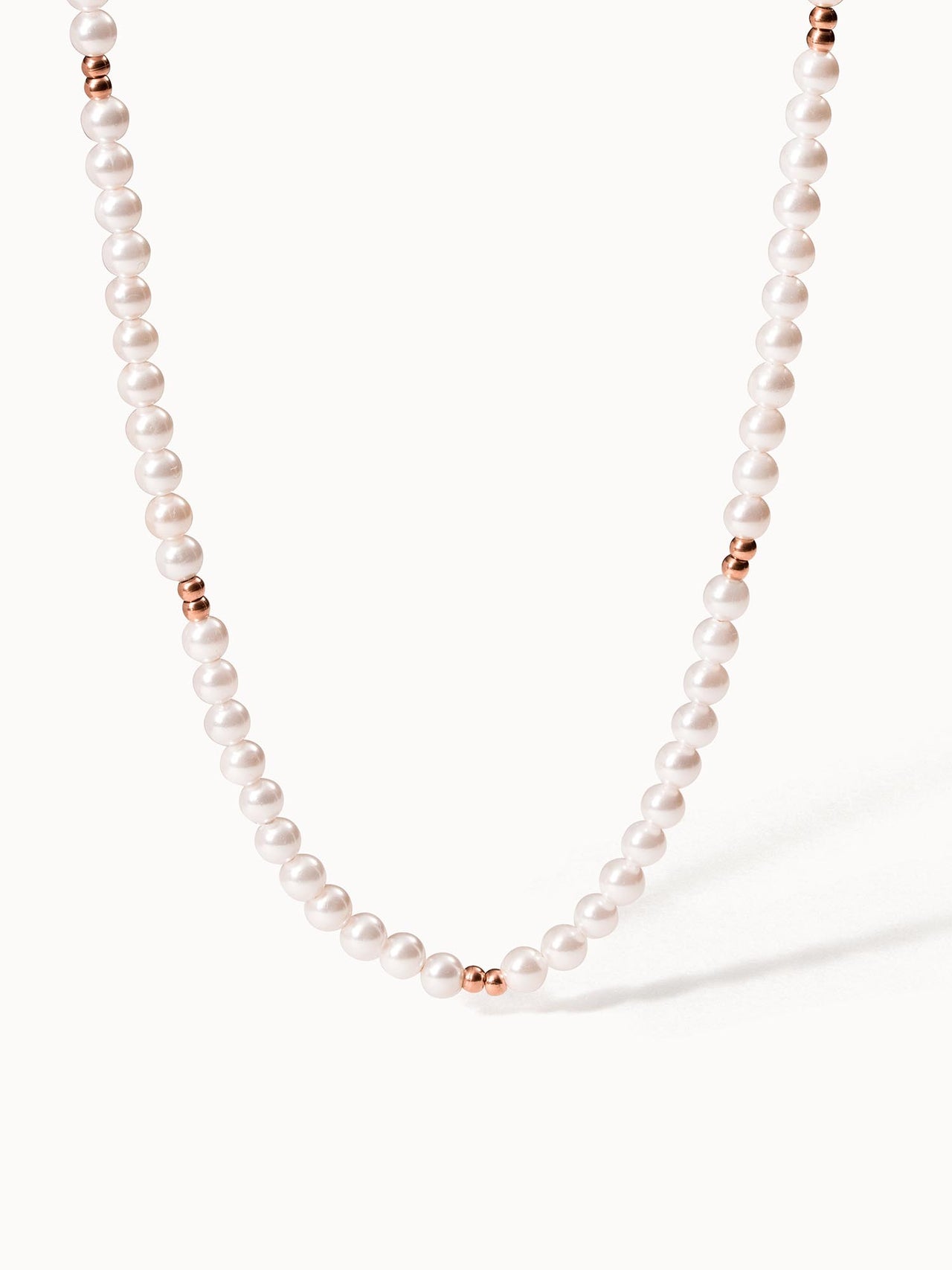 Perlenkette mit roségoldenen Akzenten von PURELEI, elegant und feminin.