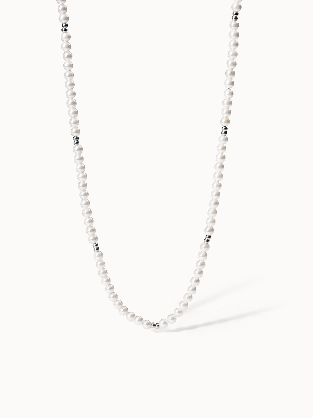 Perlenkette in Weiß mit silbernen Akzenten von PURELEI, elegant und zeitlos.
