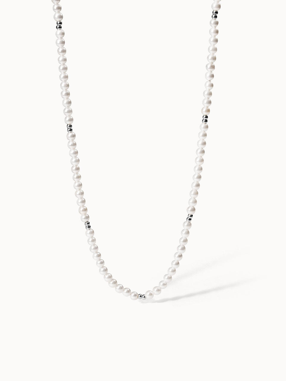 Perlenkette in Weiß mit silbernen Akzenten von PURELEI, elegant und zeitlos.