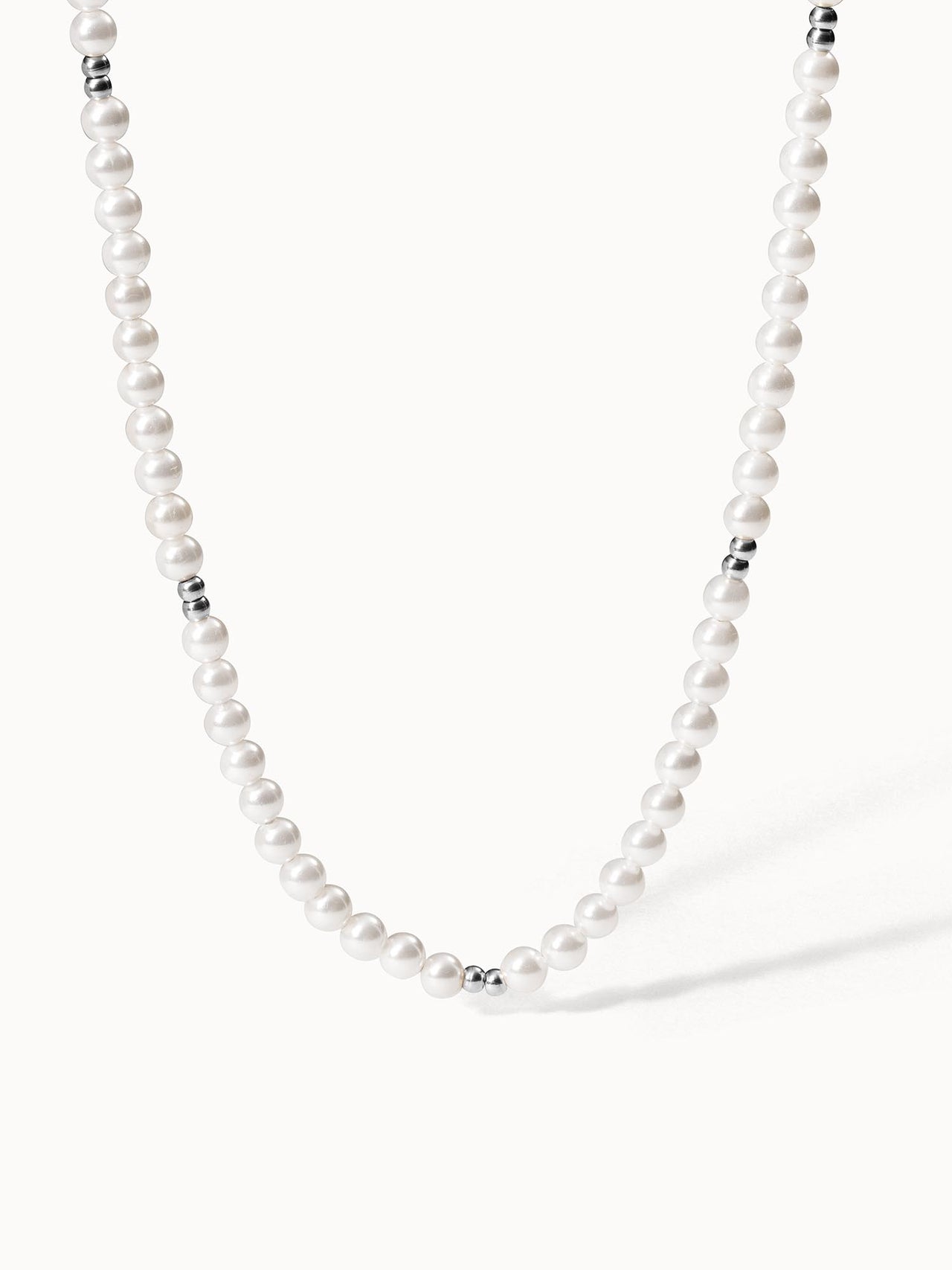 Perlenkette mit silbernen Akzenten, elegant und zeitlos, von PURELEI.