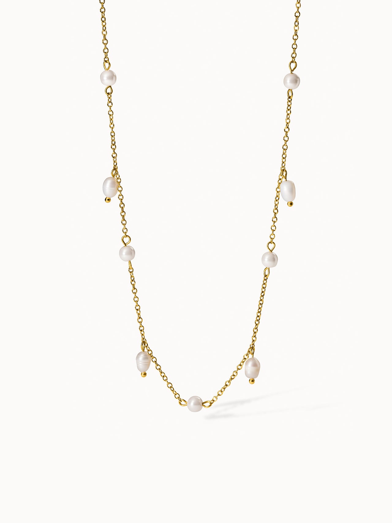 Goldene Kette mit Perlen von PURELEI, elegant und feminin.