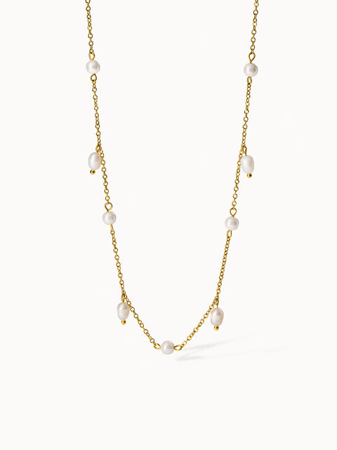 Goldene Kette mit Perlen von PURELEI, elegant und feminin.