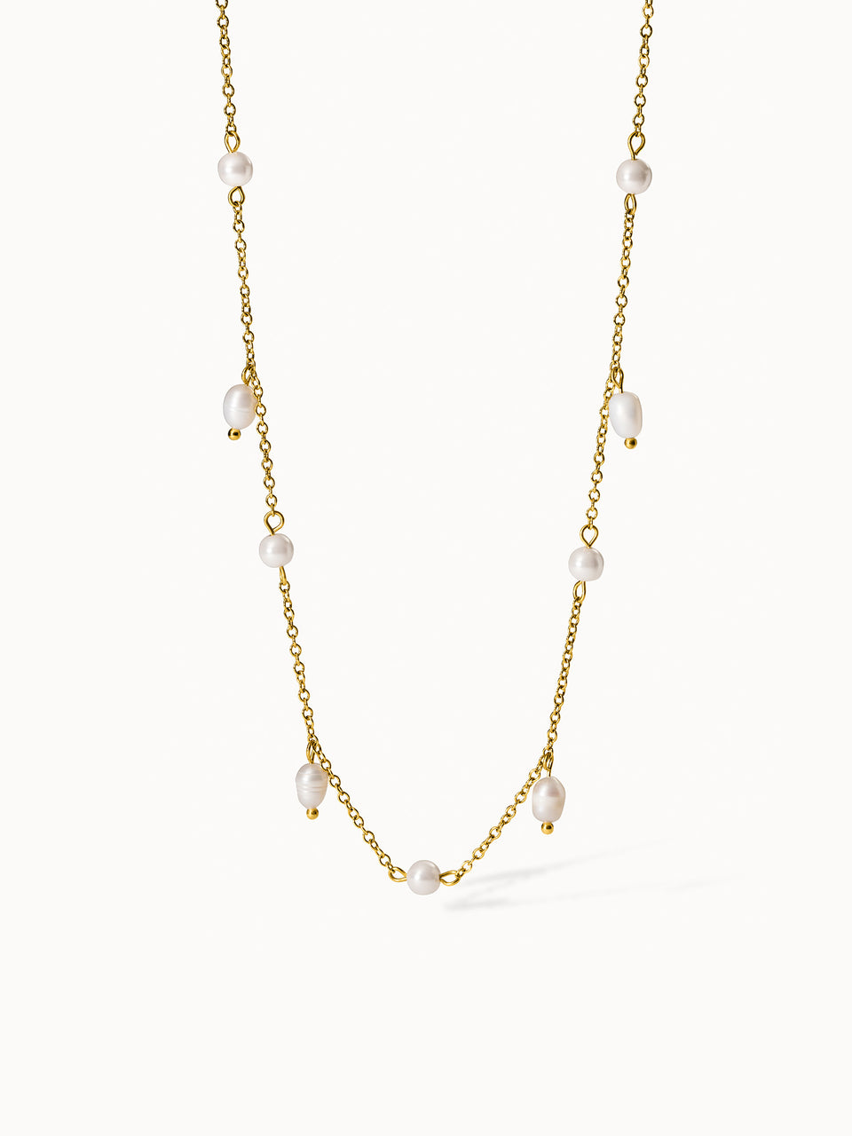 Goldene Kette mit Perlen von PURELEI, elegant und feminin.