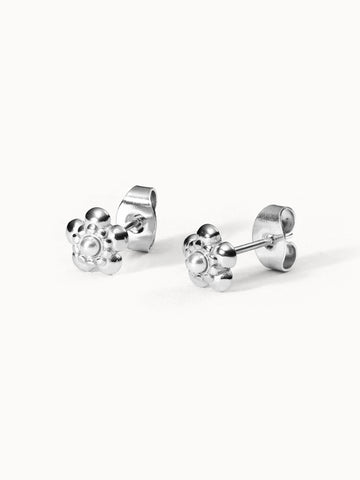 Silberne Blüten-Ohrringe von PURELEI, elegant und verspielt, perfekt für jeden Anlass.